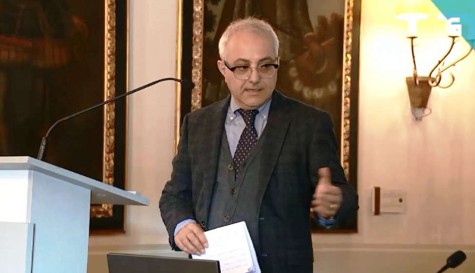 Il Dott Enrico Acione durante il suo intervento in Spagna