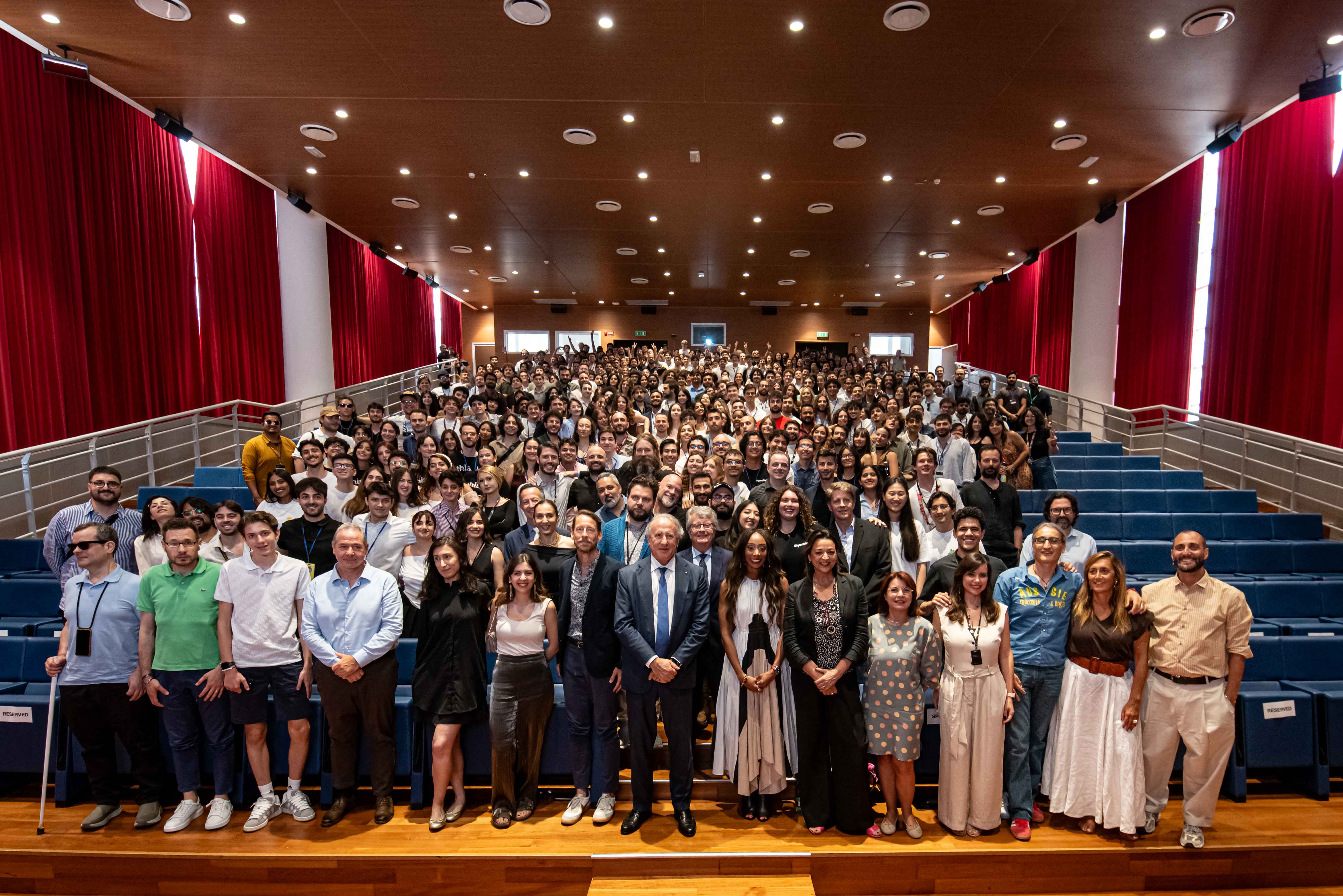 Graduation Apple Academy low il gruppo 58811