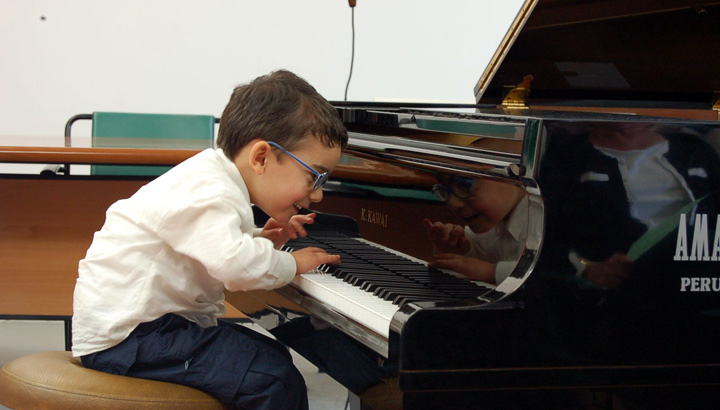 PIANOFORTE CON BAMBINO