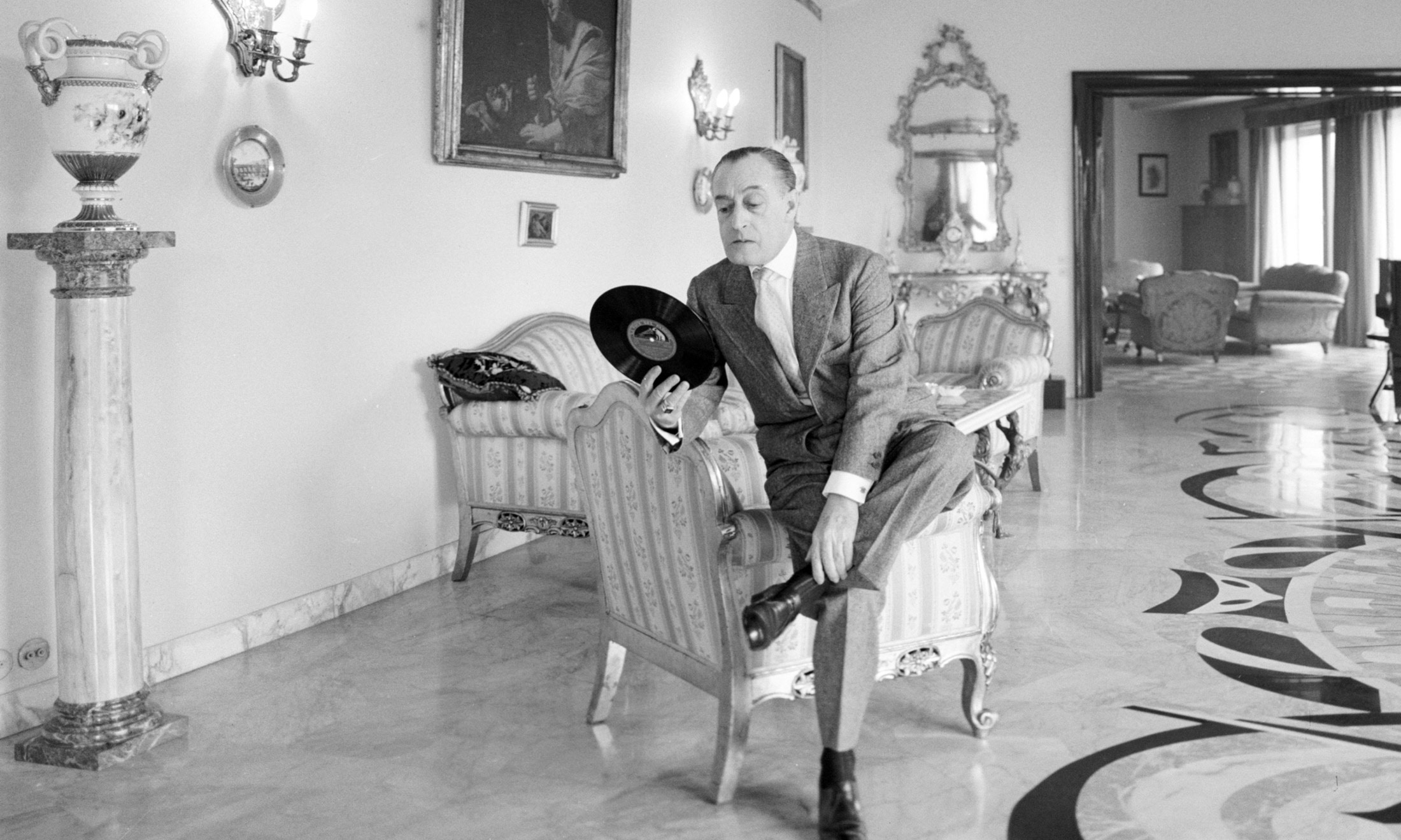 Totò nella sua casa di Roma 1957