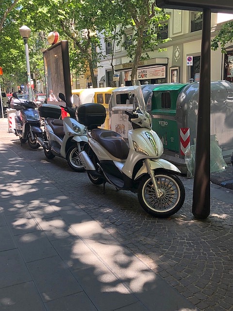 Vomero via Luca Giordano motocicli in sosta sul marciapiede